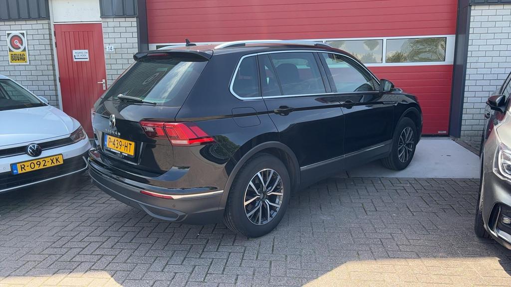 Volkswagen Tiguan 1.5 TSI Life Business FULL LED / CAMERA /, Auto's, Voorwielaandrijving, 1404 kg, Zwart, Origineel Nederlands