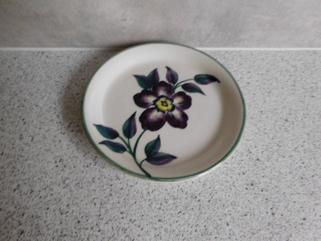 Bord 11 cm. Clematis Vic's Handpainted, Overige merken, Ophalen of Verzenden, Zo goed als nieuw, Bord(en)