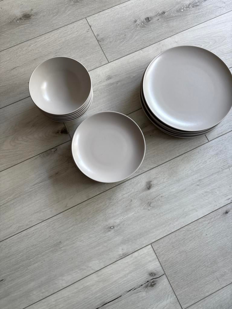 IKEA Servies Set - 6 Schaaltjes, 6 broodbordjes, 6 Borden, Keramiek, Ophalen of Verzenden, Zo goed als nieuw, Effen