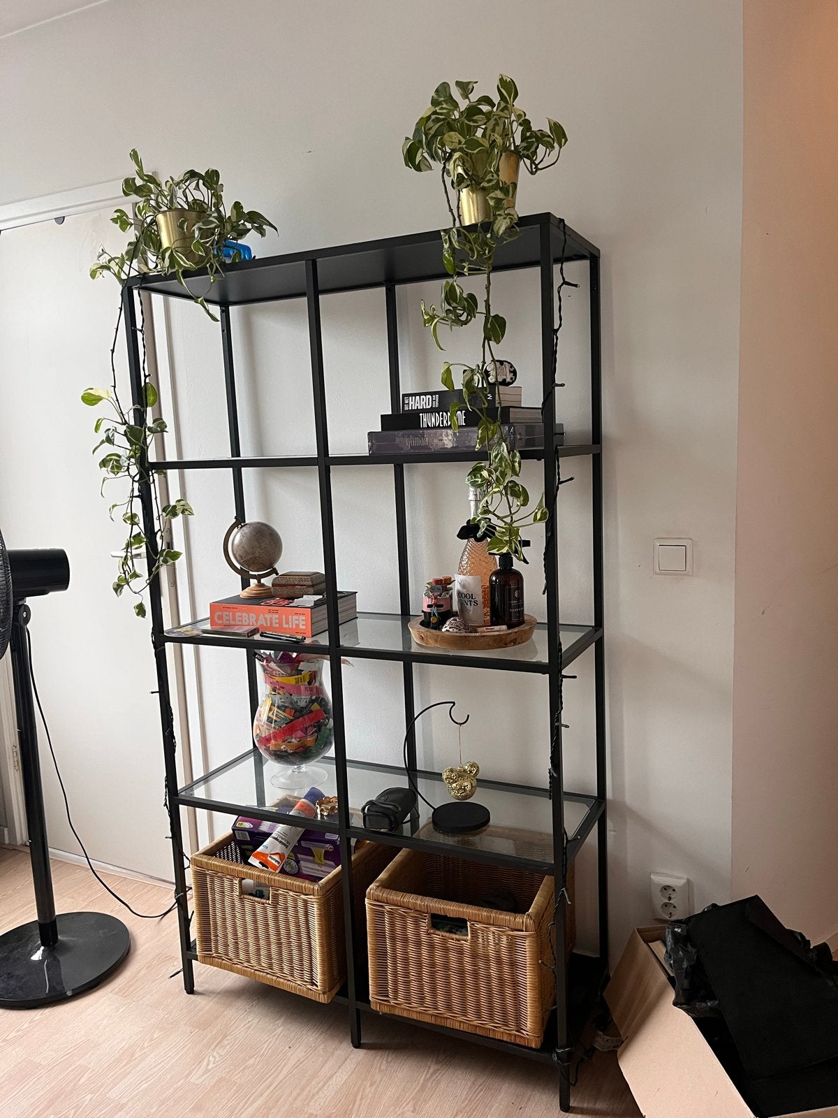 Zwarte Metalen boekenkast met Glazen Planken, Huis en Inrichting, Ophalen, Met plank(en), Gebruikt, 50 tot 100 cm