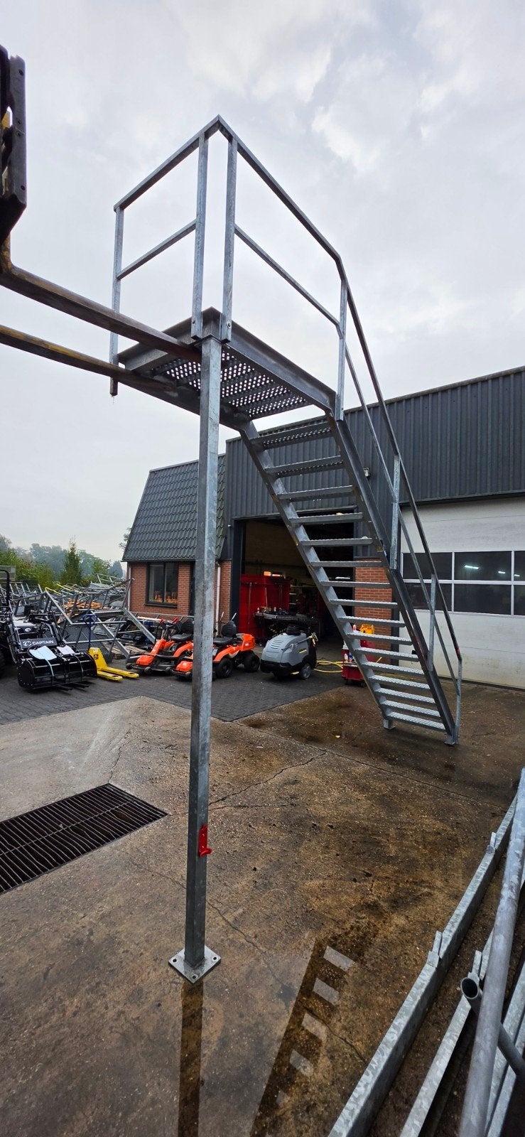 stalen trap met bordes gegalv. hoog 3,5mtr. nor160, Ophalen of Verzenden, 2 tot 4 meter