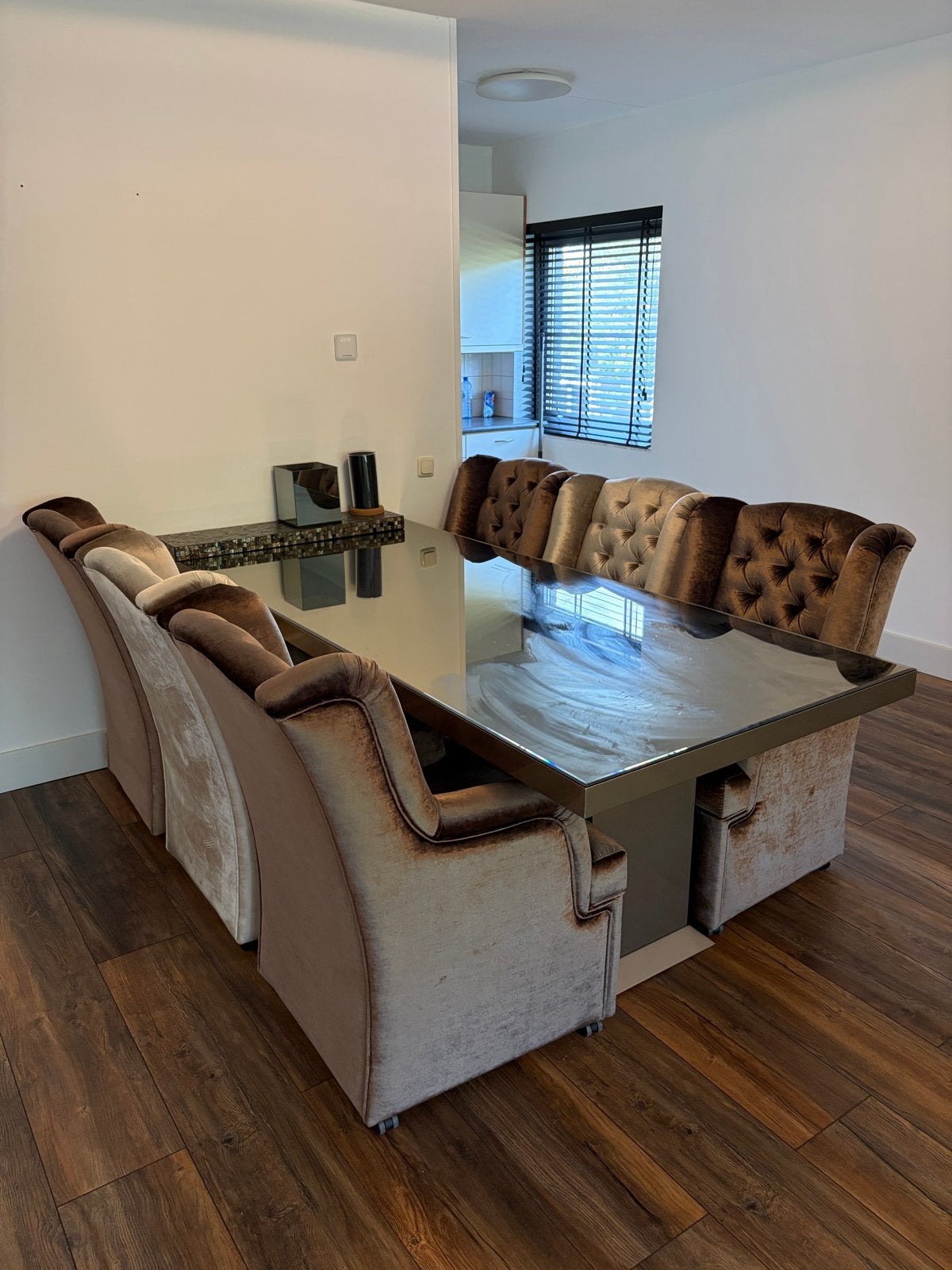 Luxe Eettafel met 8 Stoelen en bijpassende Salontafel, Ophalen, Zo goed als nieuw, Stof