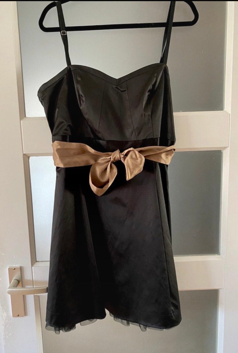 Zwart Steps cocktailjurkje met gouden strik - Maat 46, Zwart, Maat 46/48 (XL) of groter, Ophalen of Verzenden, Zo goed als nieuw