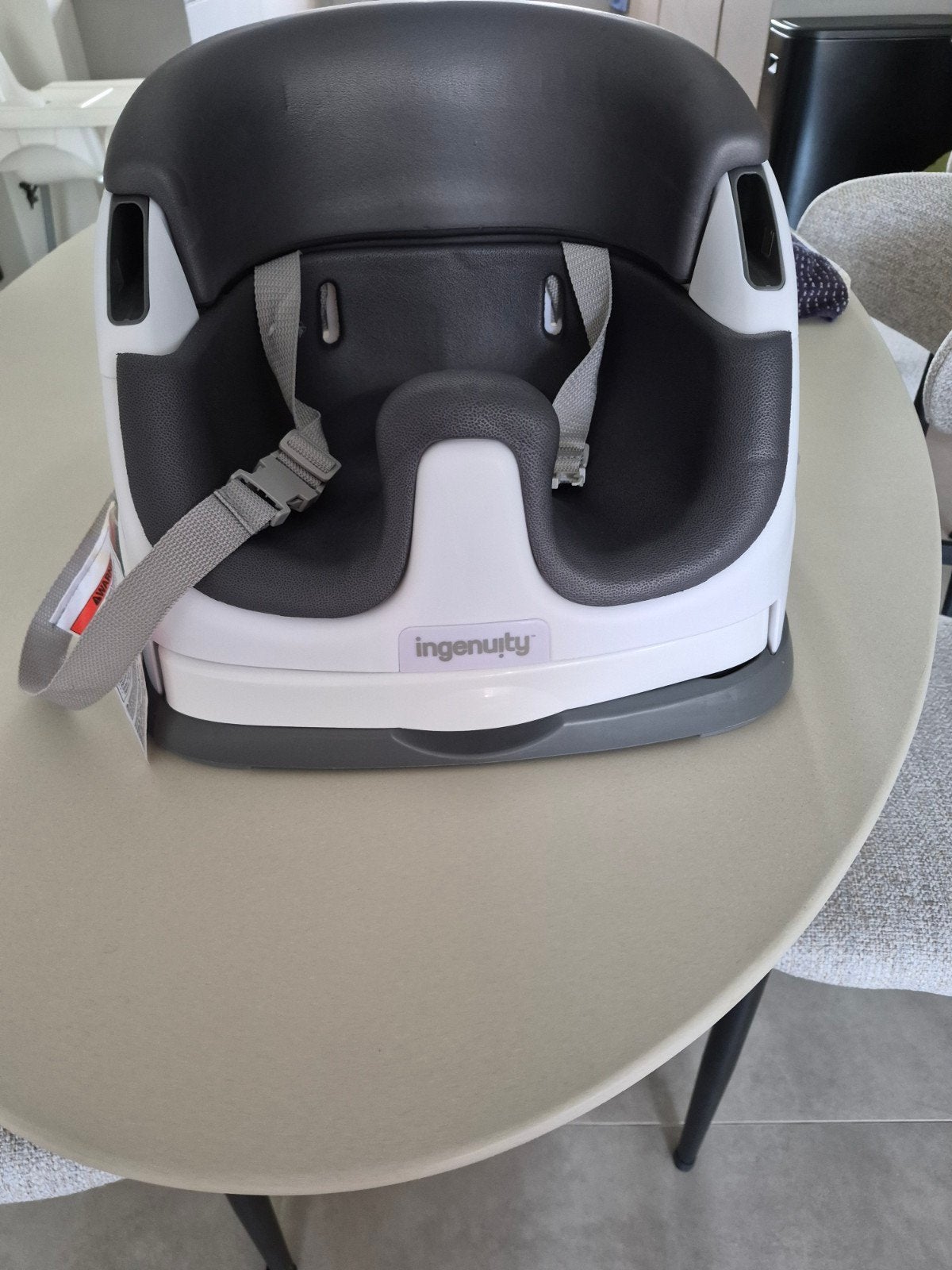Ingenuity Baby Base 2-in-1 Zitje - Wit/Grijs, Ophalen of Verzenden, Zo goed als nieuw, Overige typen, Gordel(s)