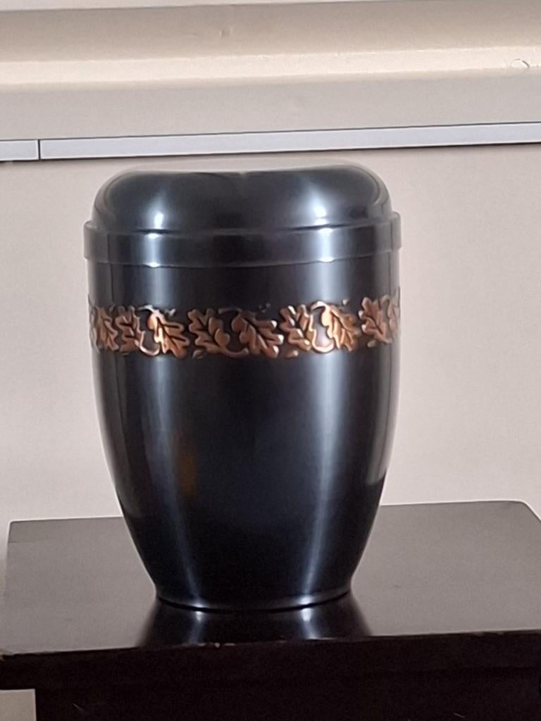Zwarte urn met bronzen bladmotief, Ophalen of Verzenden