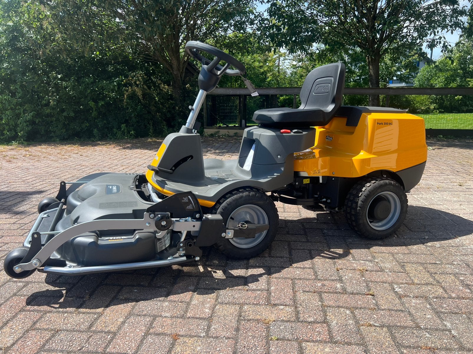 Frontmaaier Stiga Park 300 RC incl 95 cm dek Nieuw!, Ophalen, Cirkelmaaier, Nieuw, Mulchfunctie