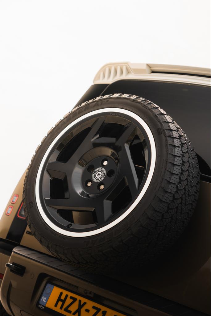 Defender P300e Heritage Customs uitvoering, Auto's, Land Rover, Automaat, Zwart, 3000 kg, Land Rover Select Edition