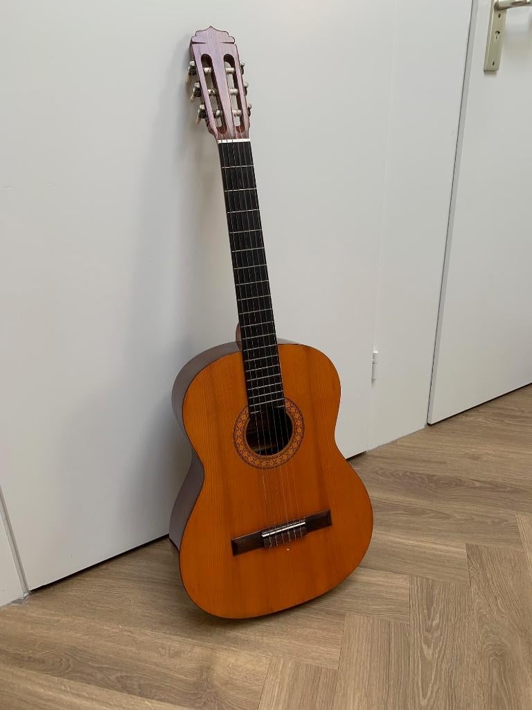 Klassieke Aria akoestische gitaar met Boston lessenaar, Ophalen, Gebruikt, Klassieke of Spaanse gitaar