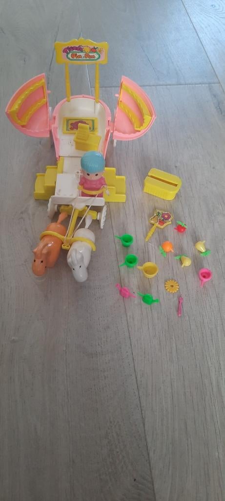 Vintage speelgoed paardenkoets met poppetje en accessoires, Ophalen, Gebruikt, Meisje