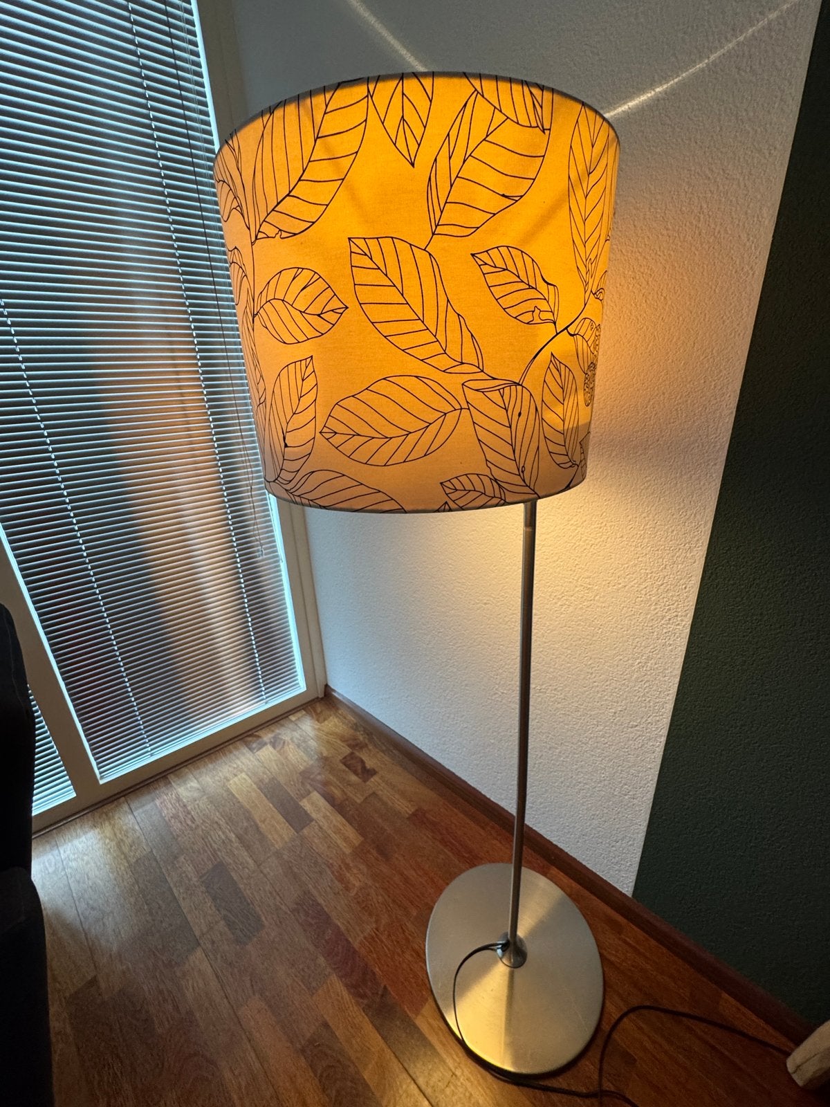 Stijlvolle vloerlamp met bladerenpatroon - 150 cm hoog, Ophalen, Gebruikt, 100 tot 150 cm, E27 (groot)