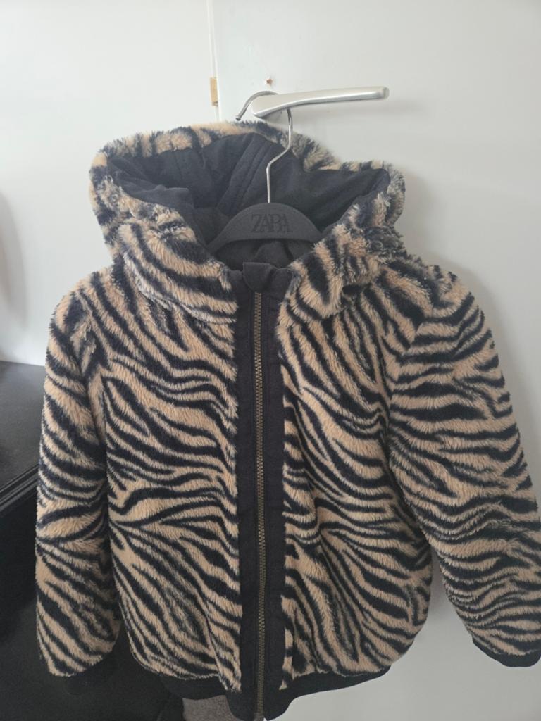 Leuke omkeerbare jas met zebraprint - maat 122, Ophalen of Verzenden