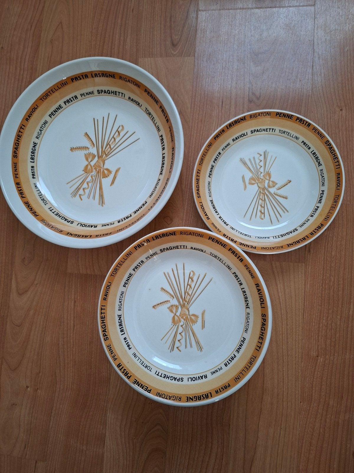 1 pastaschaal met 8 pastaborden, Huis en Inrichting, Keuken | Servies, Ophalen, Keramiek, Vintage, Zo goed als nieuw