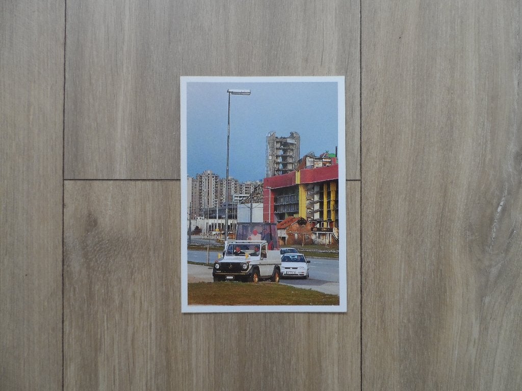 Ansichtkaart Sarajevo Sniper Alley bezoek Paus 967, Verzamelen, Ophalen of Verzenden, Landmacht, Nederland