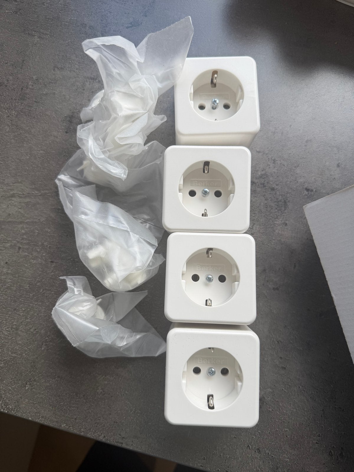 4x Nieuwe stopcontacten beker - Wit, opbouw, Ophalen of Verzenden, Nieuw, Overige merken, Stopcontact