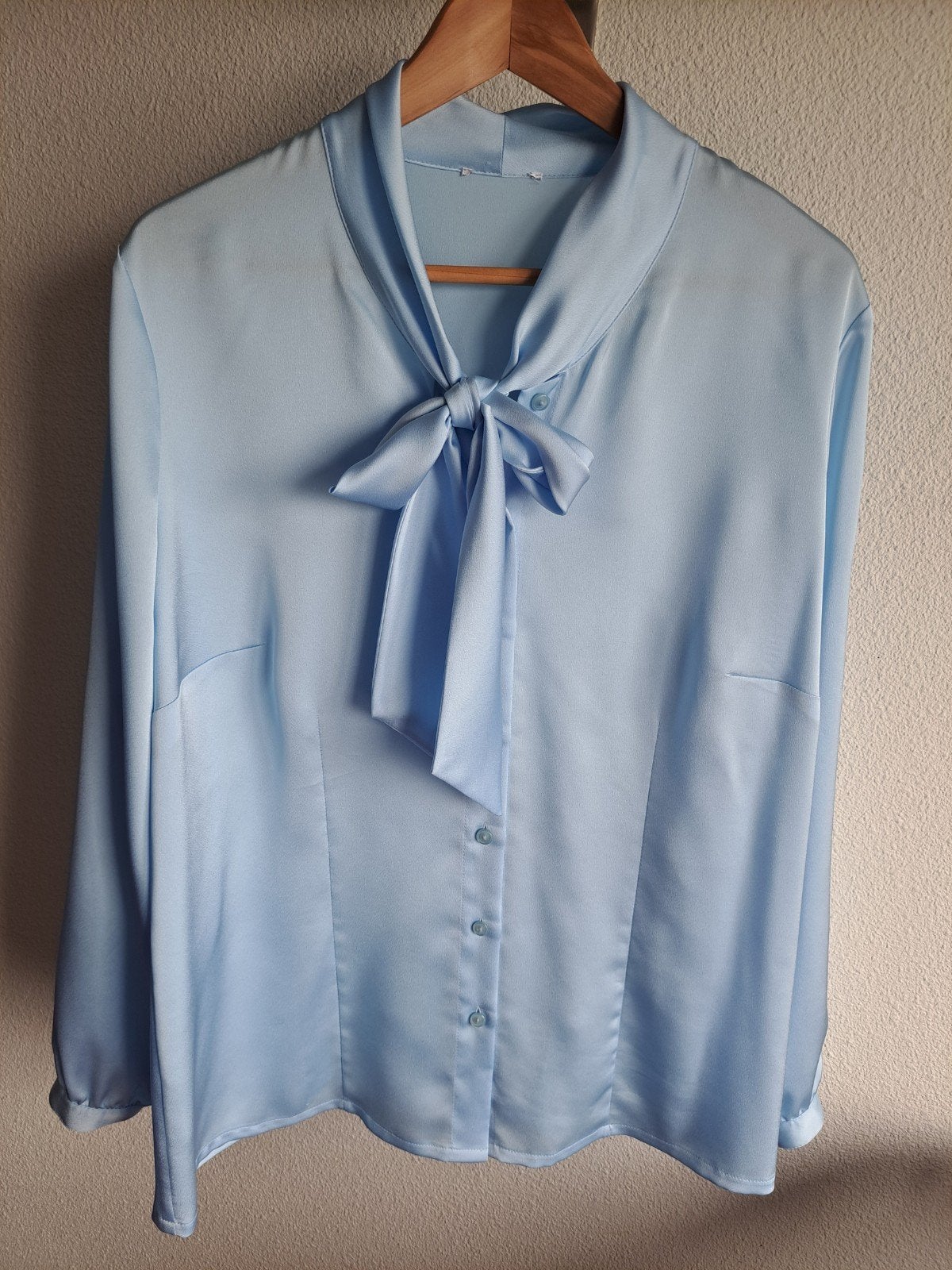 Lichtblauwe satijnen blouse met strikdetail maat 46, Blauw, Maat 46/48 (XL) of groter, Ophalen of Verzenden, Onbekend