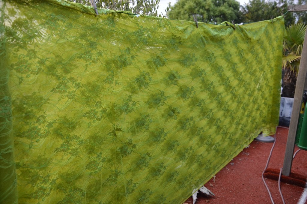 Grote lap groene voile stof met pailletten bloemen borduurse, Hobby en Vrije tijd, Stoffen en Lappen, 120 cm of meer, 200 cm of meer