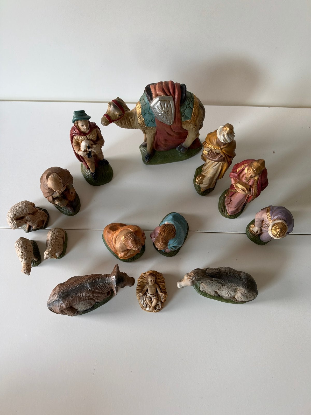 Kerststal vintage met 14 handbeschilderde figuren, Diversen, Ophalen of Verzenden, Zo goed als nieuw