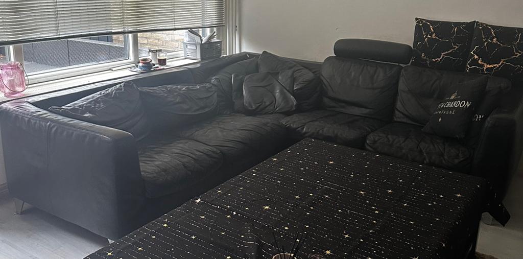 Gratis zwart lederen bankstel, Ophalen, Gebruikt, 100 tot 125 cm, Hoekbank