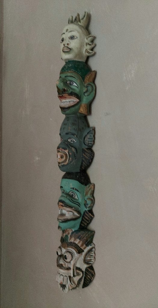 totem in hout, komt uit Bali, met gestapelde maskers, Verzenden
