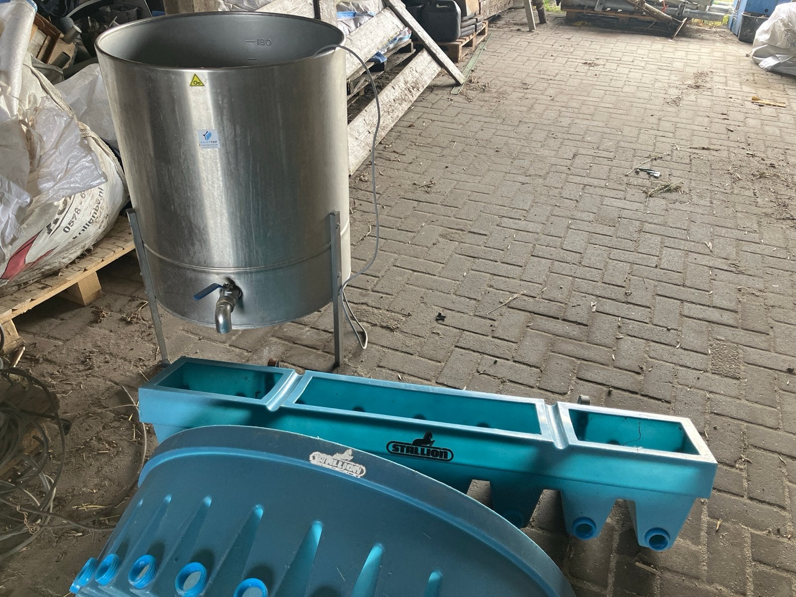 Melkmixer en drinkbakken voor kalveren, Ophalen, Gebruikt