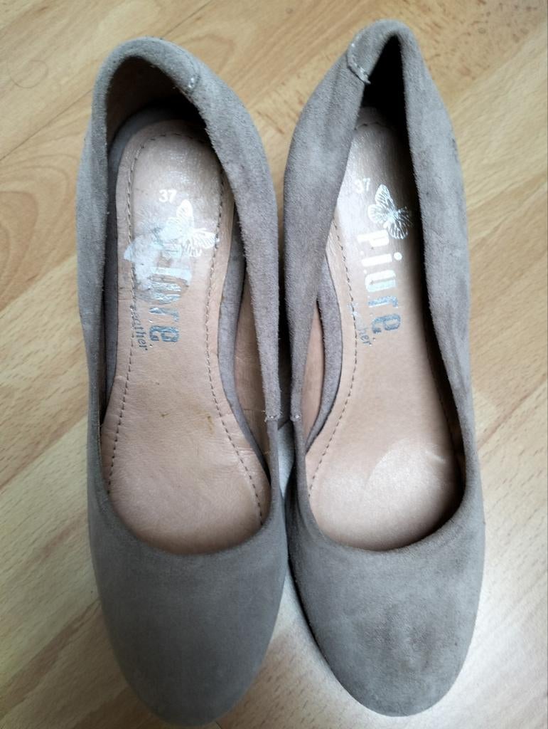Lichte taupe kleurige pump met hakje p.i.u.r.e mt 37 zgan, Kleding | Dames, Schoenen, Pumps, Overige kleuren, Ophalen of Verzenden