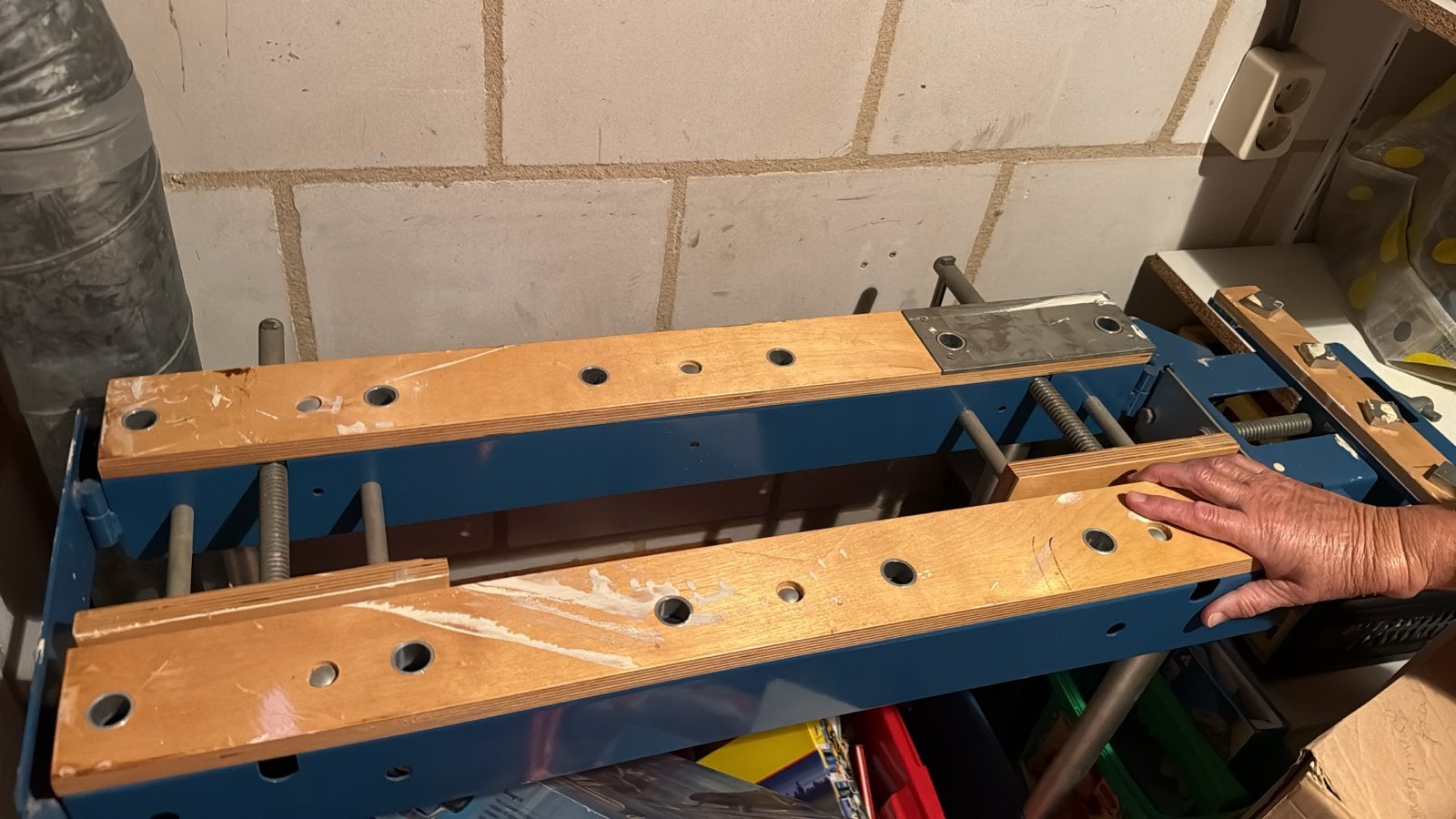 Stevige werkbank met bankschroef, Doe-het-zelf en Verbouw, Ophalen, Zo goed als nieuw, 70 tot 120 cm, Bankschroef