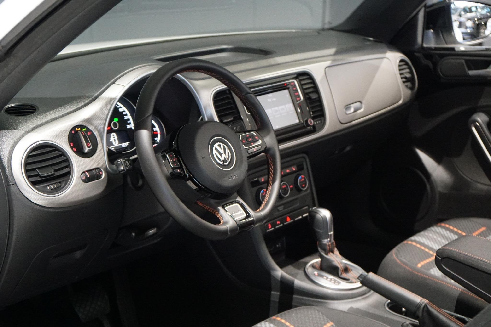Volkswagen Beetle Cabriolet 1.2 TSI Club + CAMERA / XENON /, Stof, 4 cilinders, Cabriolet, 4 stoelen