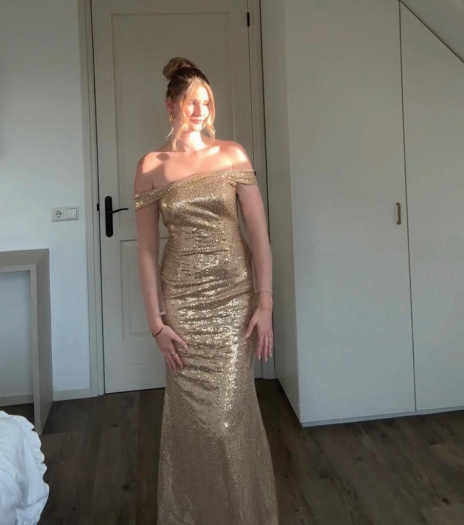 Gouden galajurk off shoulder, Kleding | Dames, Gelegenheidskleding, Nieuw, Galajurk, Maat 36 (S), Overige kleuren, Verzenden