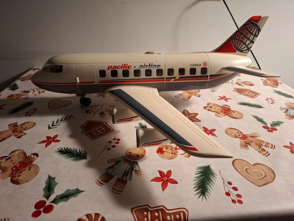 Foto 15 van Playmobil luchthaven met groot vliegtuig, helikopters,  ect.