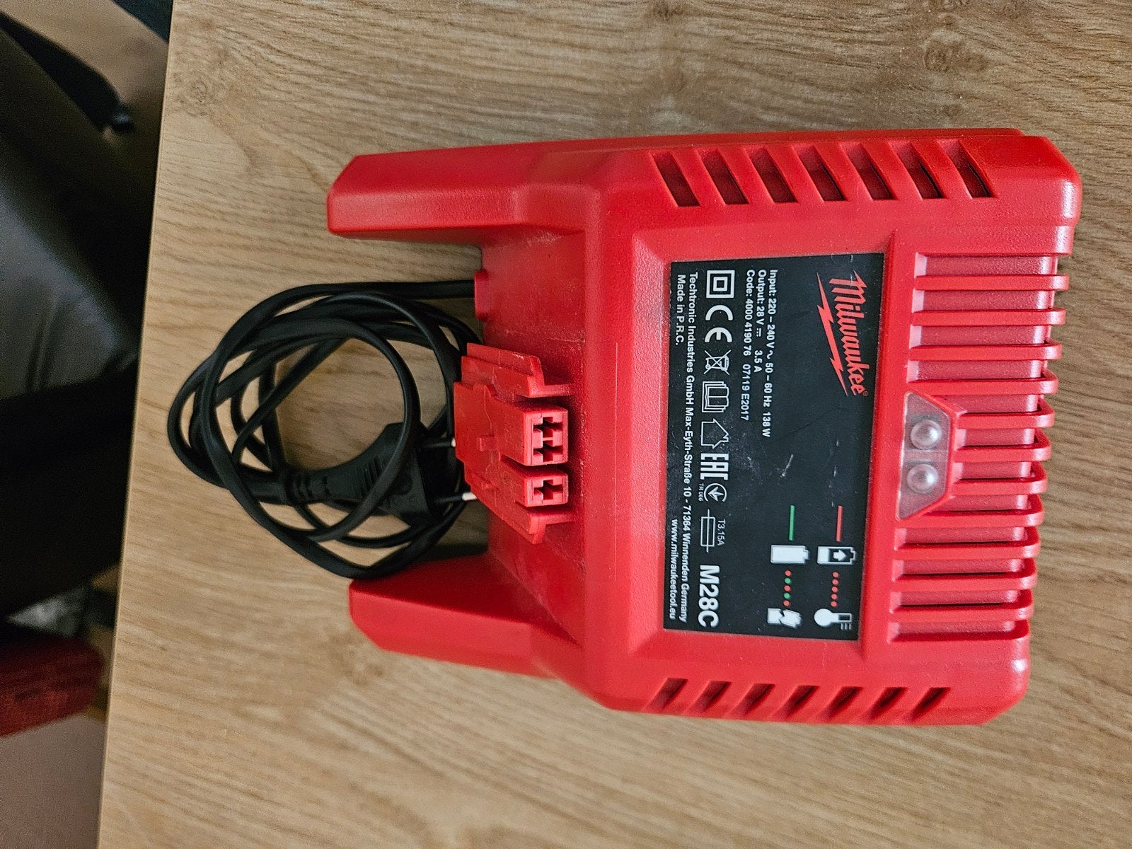 Milwaukee M28 C 28V Li-Ion Accu oplader.
In zeer goede staat, Ophalen of Verzenden, Zo goed als nieuw