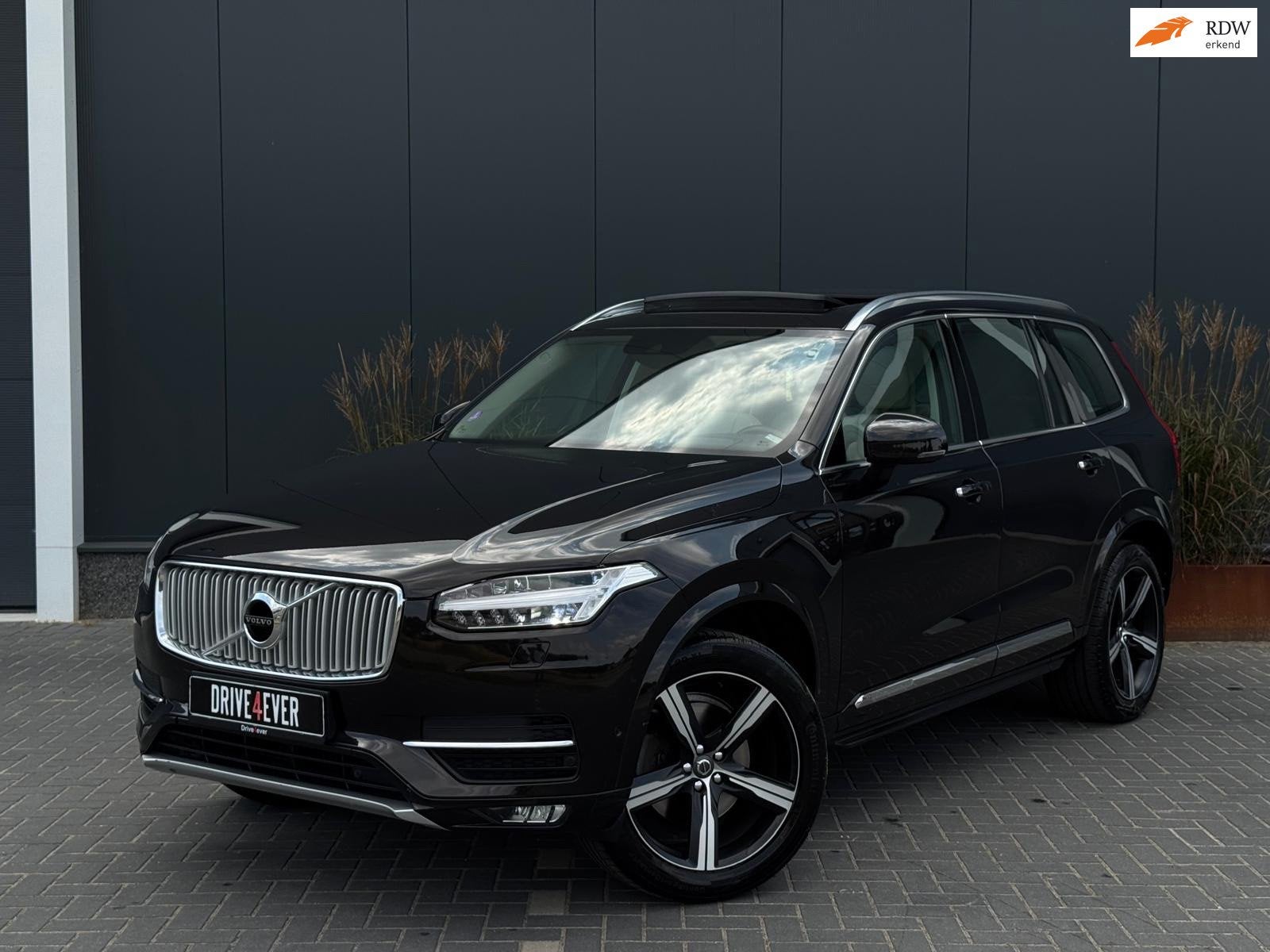 Volvo XC90 2.0 T5 AWD Inscription M17 PANO|NAVI|TREKHAAK|CAM, Auto's, Volvo, Gebruikt, Zwart, 1969 cc, 1898 kg