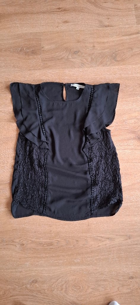 prachtig zwart blousje met leuke ruche en kant in maat M, Maat 38/40 (M), Verzenden, Zwart, Zo goed als nieuw