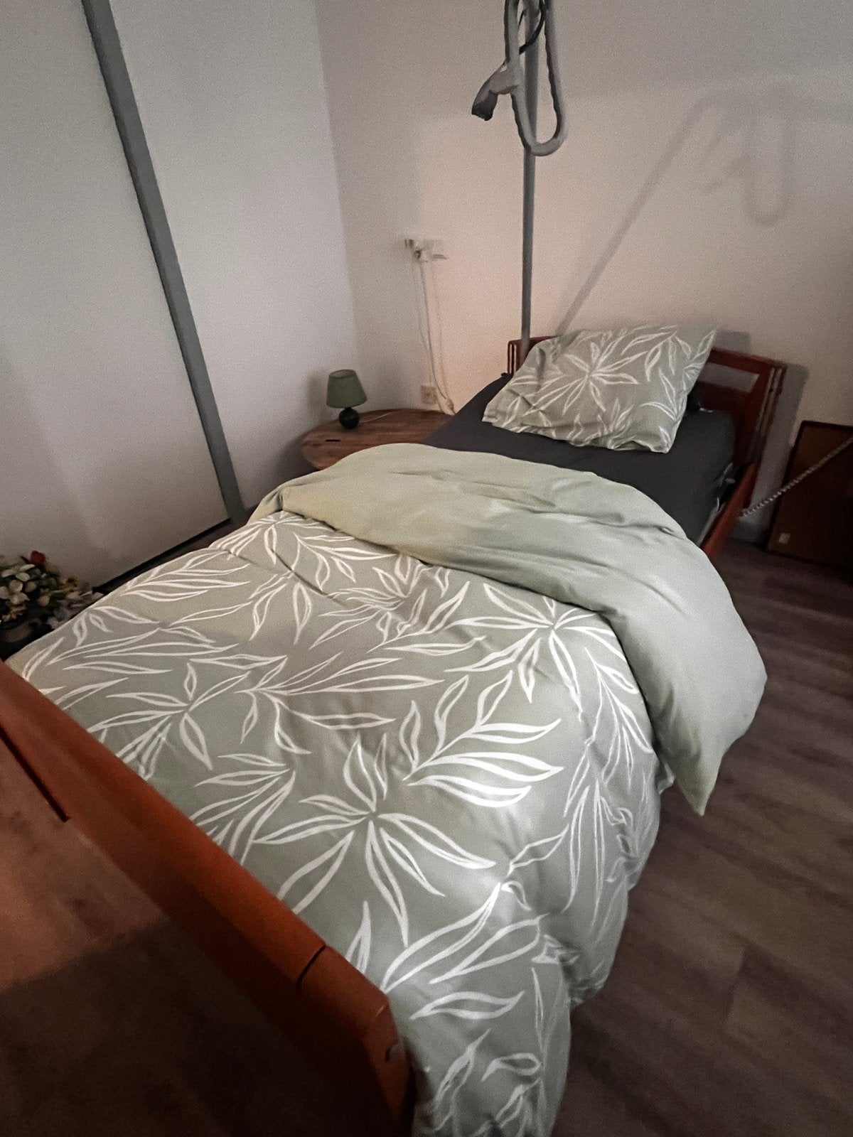 Moet weg: Elektrisch zorgbed, thuiszorgbed, hoog /laag bed, Diversen, Verpleegmiddelen, Zo goed als nieuw, Ophalen