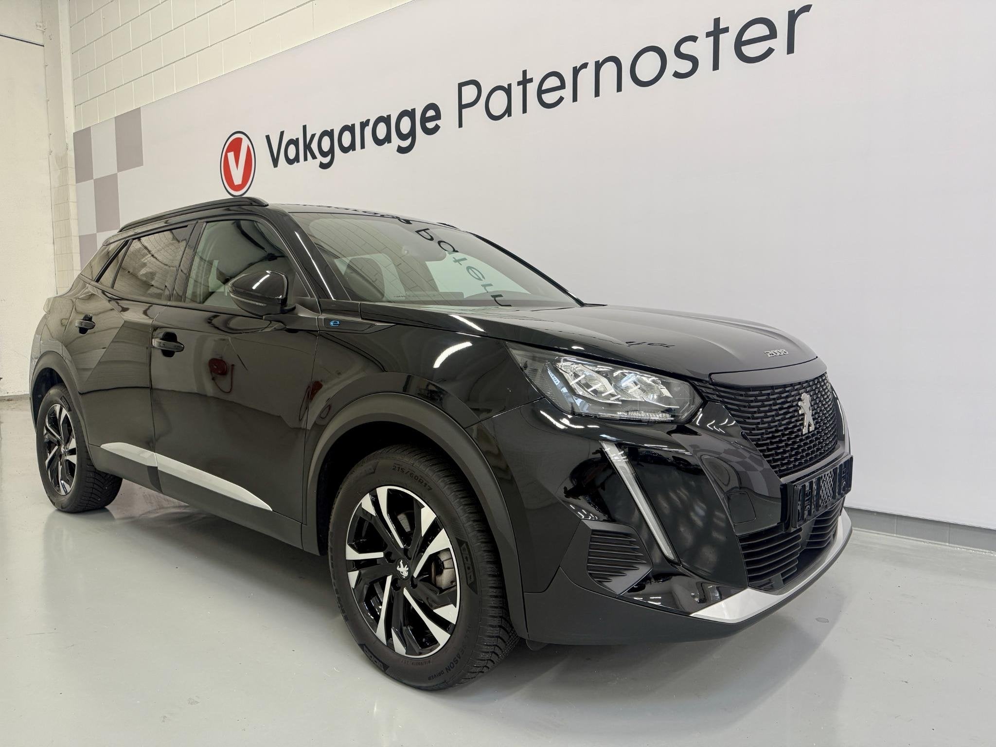 Peugeot e-2008 EV Allure 50 kWh Carplay / PDC / Camera / Bov, Auto's, Peugeot, 12 maanden, 136 pk, Gebruikt, Zwart
