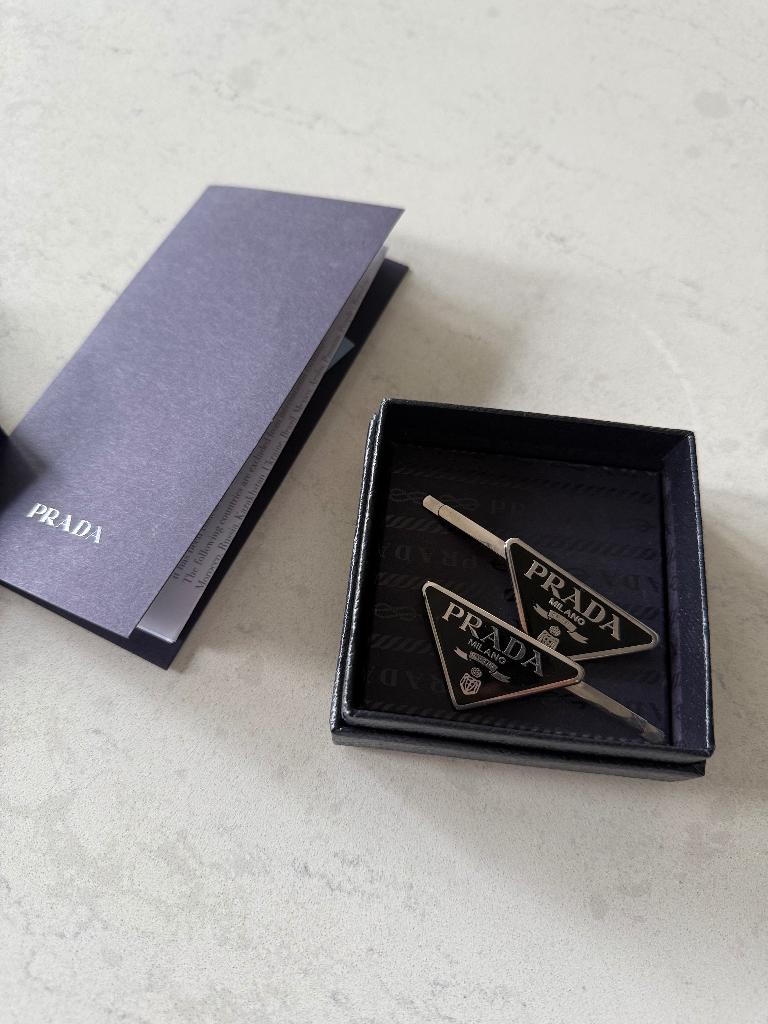 Originele Prada haar clipjes schuifjes met bon, Ophalen of Verzenden, Zo goed als nieuw