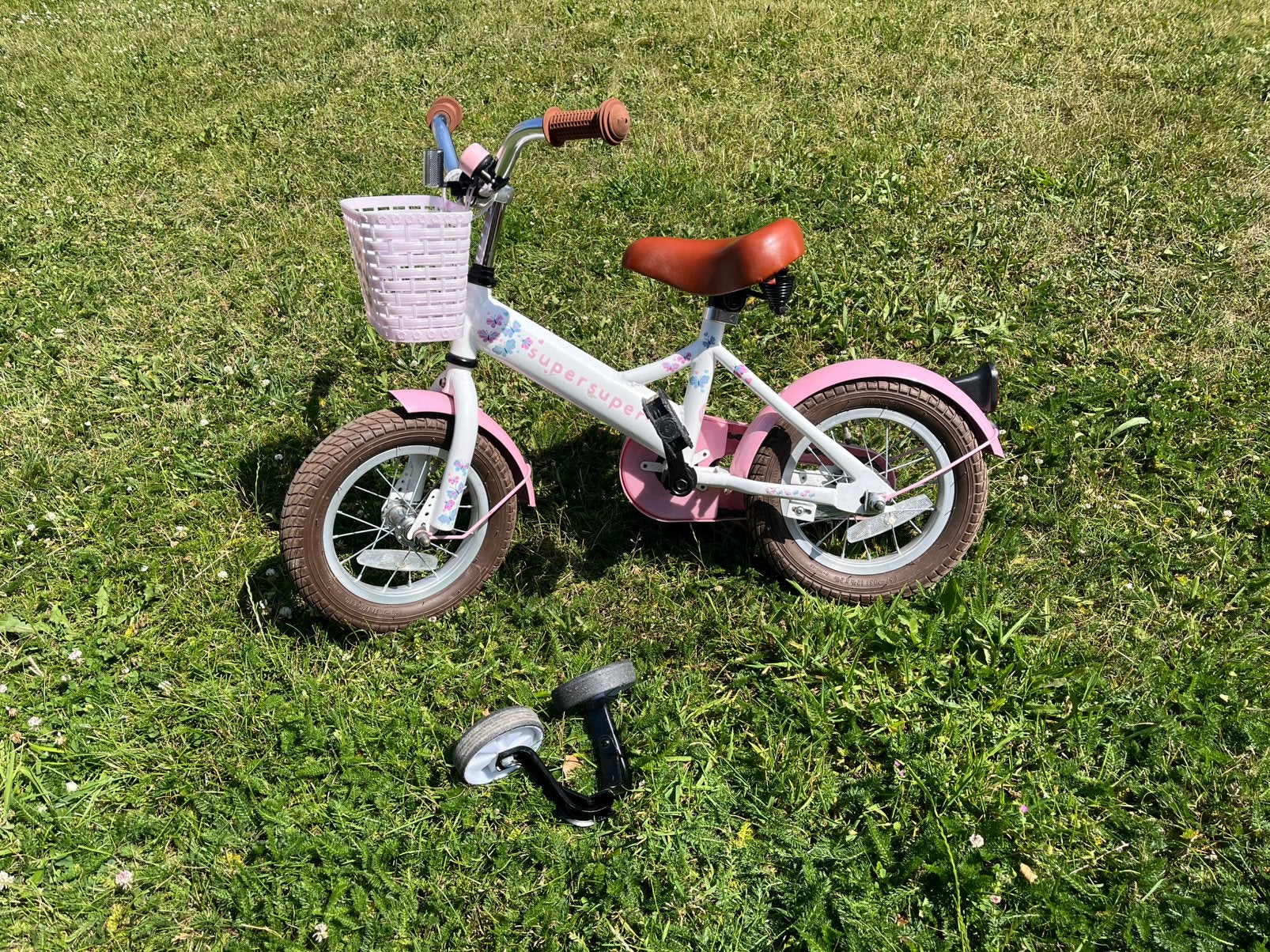12 inch fiets supersuper - wit/licht roze met zijwieltjes, Fietsen en Brommers, Fietsen | Kinderfietsjes, Ophalen, Terugtraprem