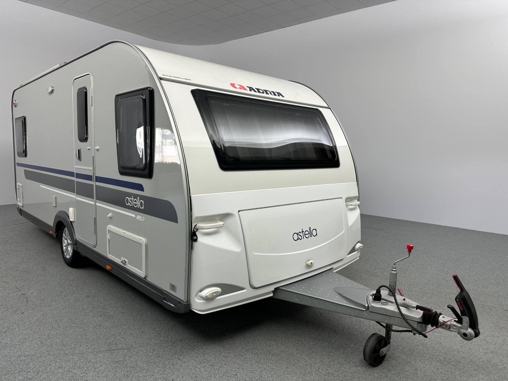 Adria Astella 492 UP Mover Vloerverwarming Fietsendrager, Caravans en Kamperen, Caravans, Rondzit, Adria, 4 tot 5 meter, Lengtebed