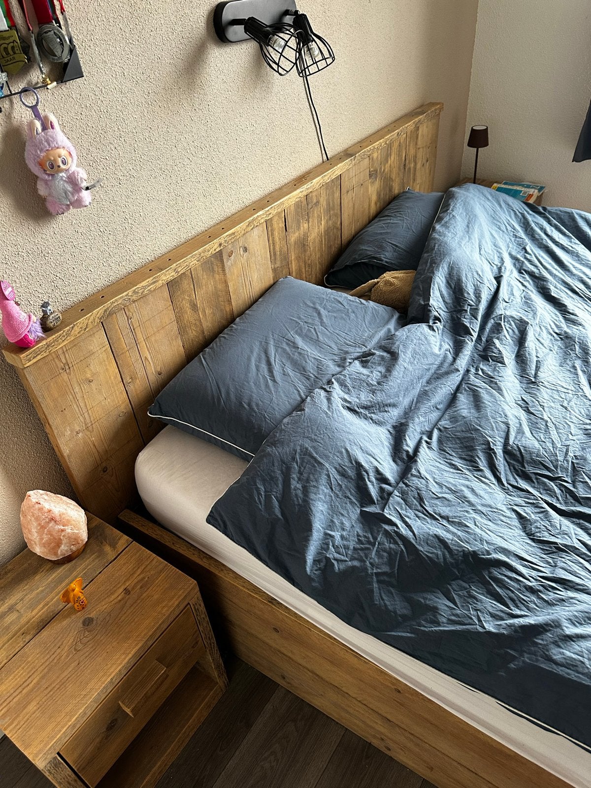 Te koop aangeboden: tweepersoonsbed met nachtkastjes, Ophalen, Gebruikt, Bruin, Steigerhout