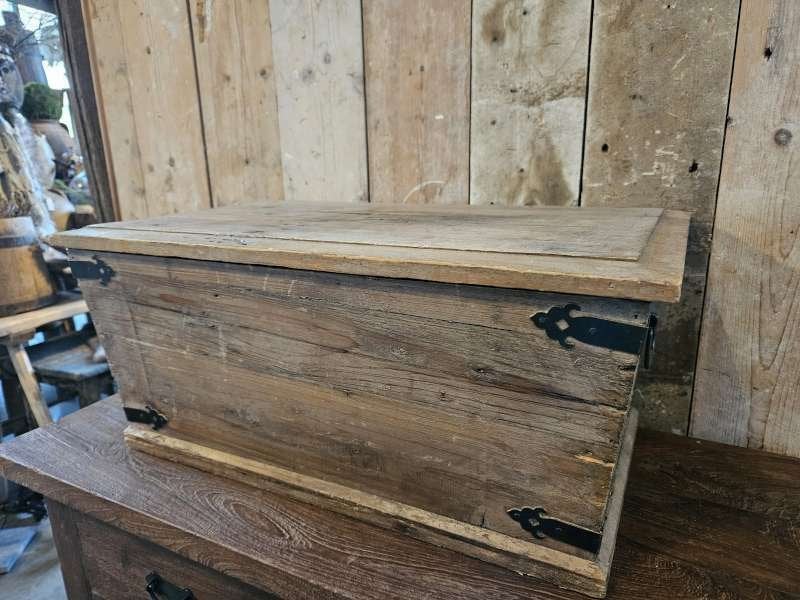 oud kistje ``WOONWINKEL RUSTIEK``, Ophalen of Verzenden