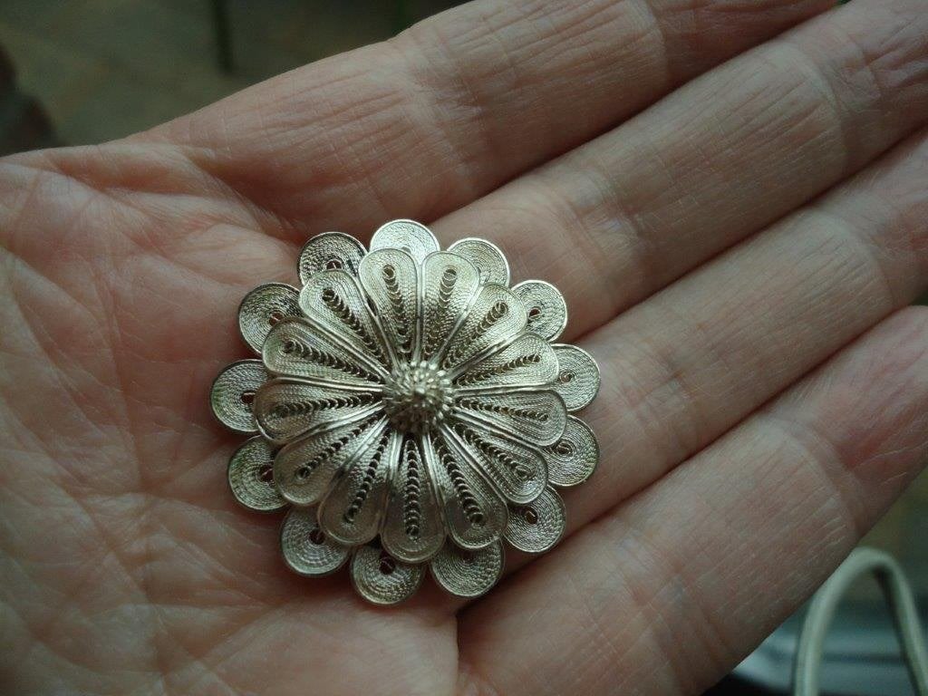 mooie echt zilveren broche dubbele filigrain bloem gemerkt, 4 tot 7 cm, Gebruikt, Ophalen of Verzenden, Zilver