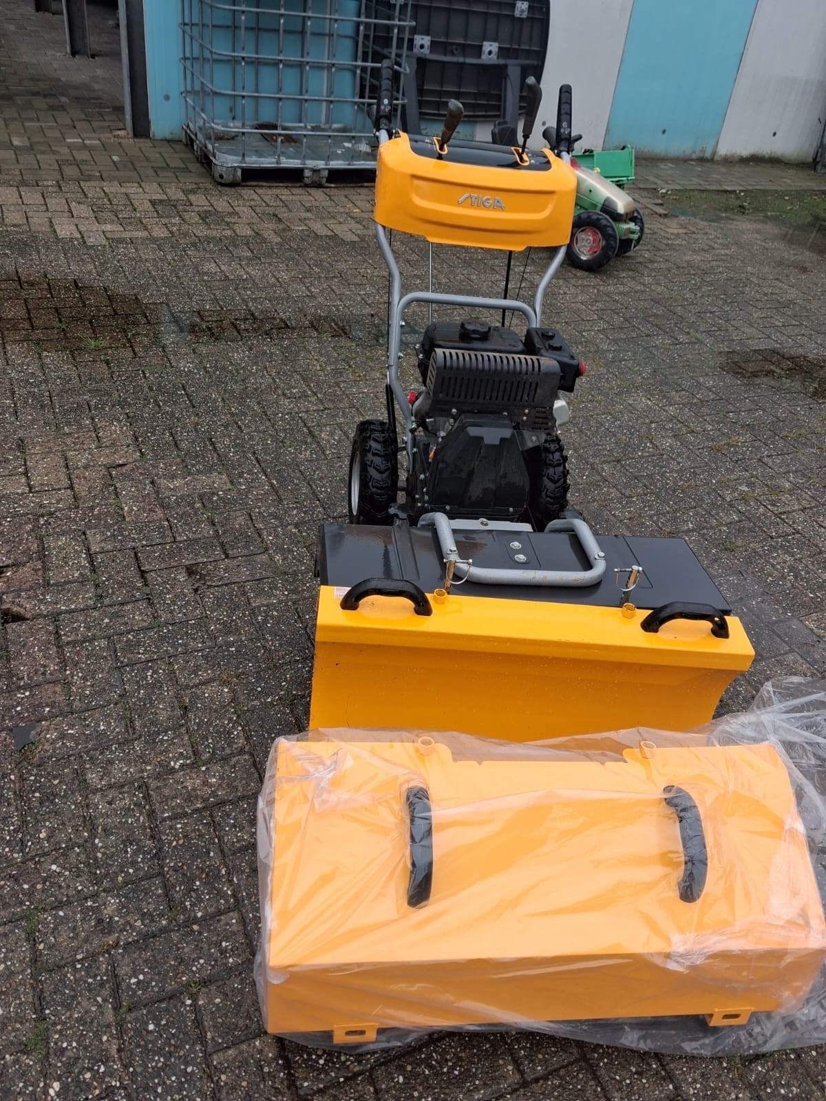 Stiga veegmachine sws 800g met sneeuwschuif - Nieuwstaat, Ophalen, Zo goed als nieuw