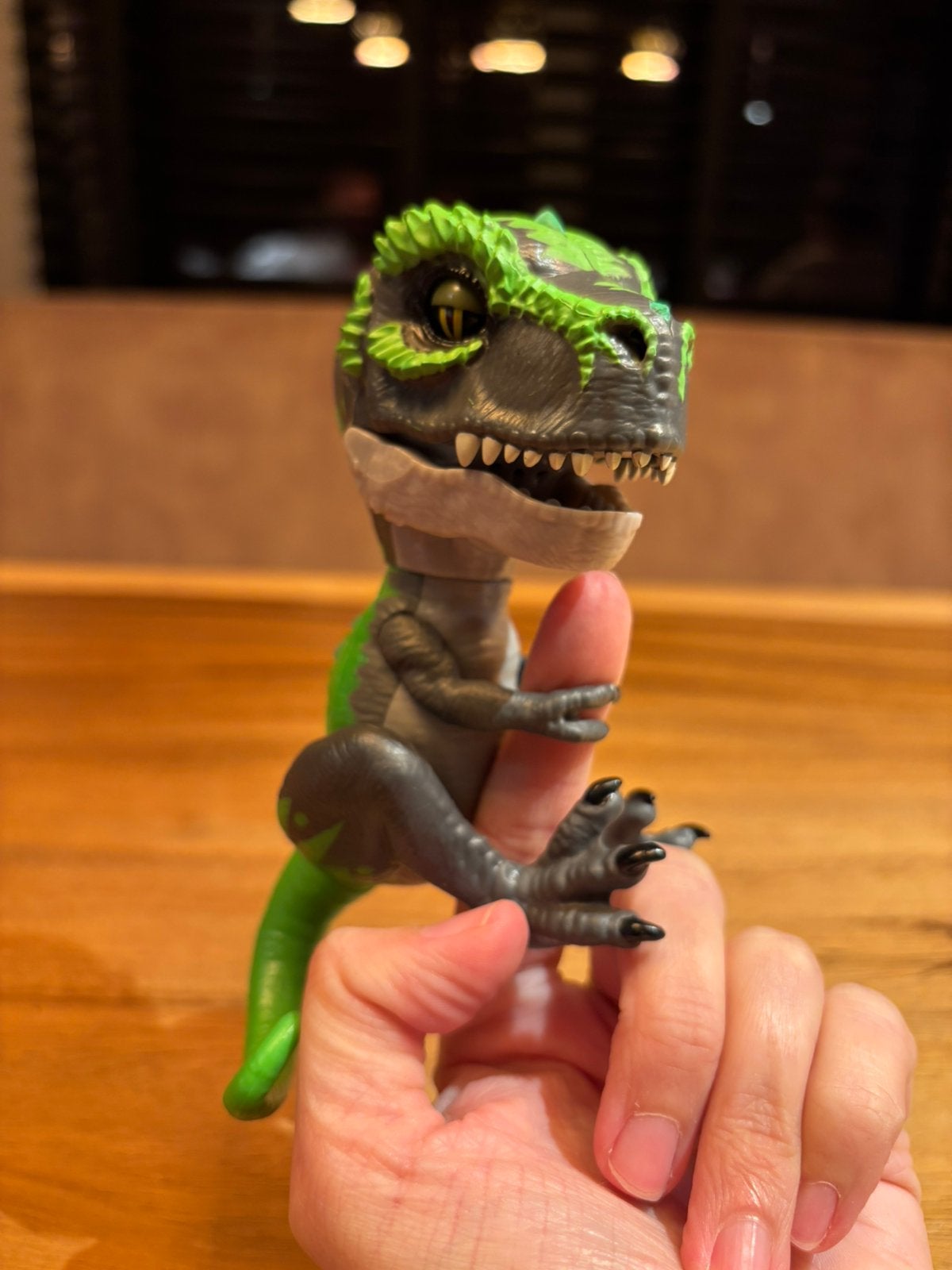 Dinosaurus baby T-rex met geluid en beweegt., Ophalen of Verzenden, Zo goed als nieuw