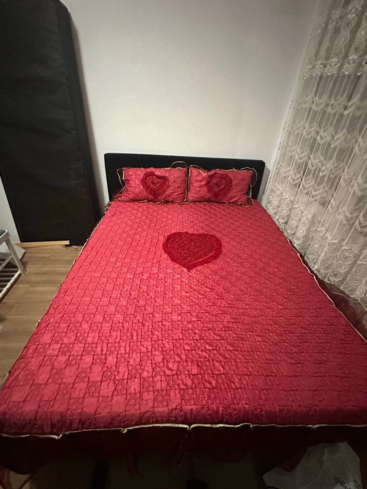 Rood Bedsprei met 2 Kussens - Romantisch Design, Huis en Inrichting, Ophalen, Overige typen, Tweepersoons, Zo goed als nieuw