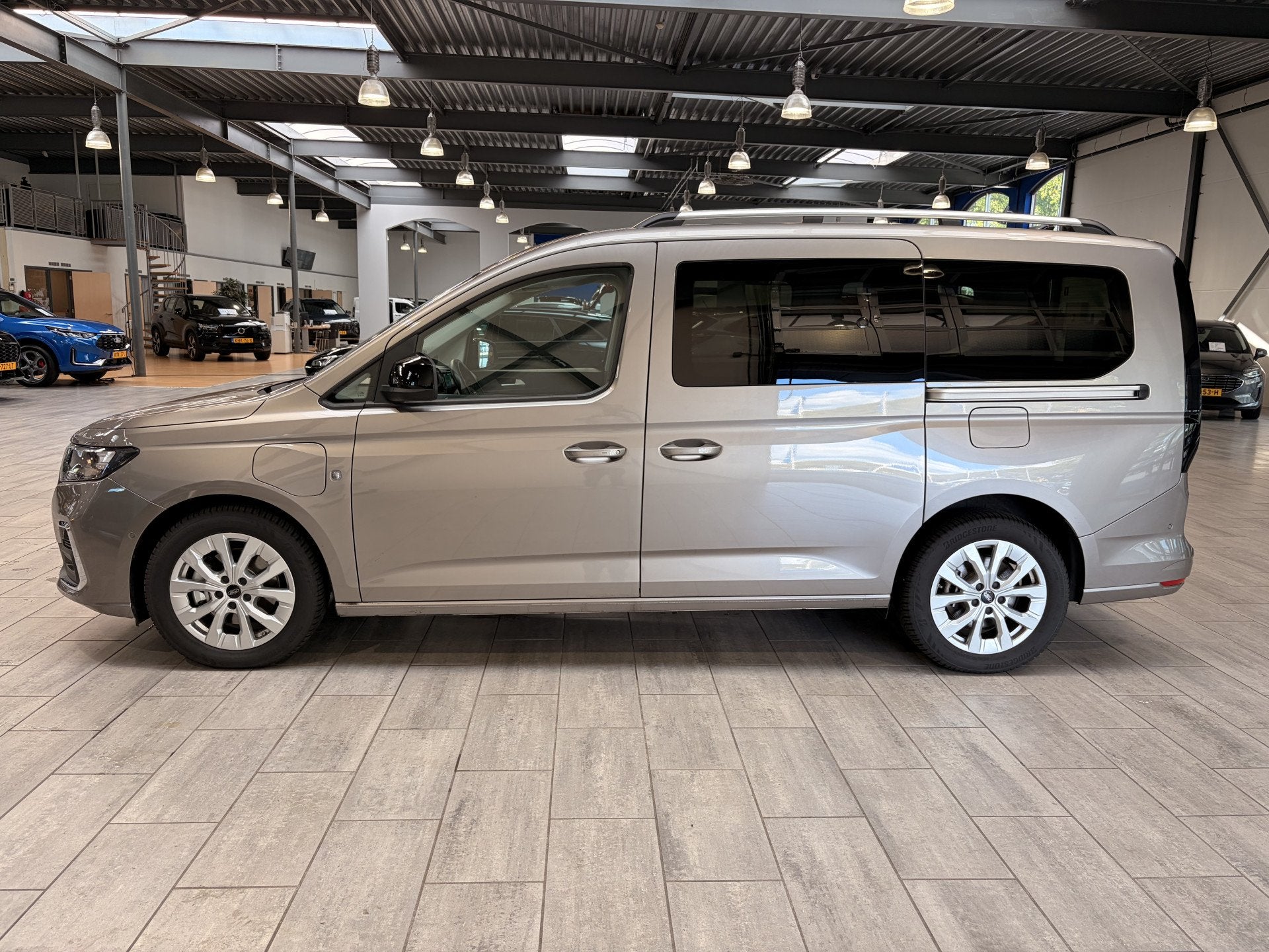 Ford GRAND TOURNEO CONNECT 1.5 PHEV 150pk Titanium | Trekhaa, Auto's, Plug-in hybride, Hybride Elektrisch/Benzine, 25 kWh, Te koop