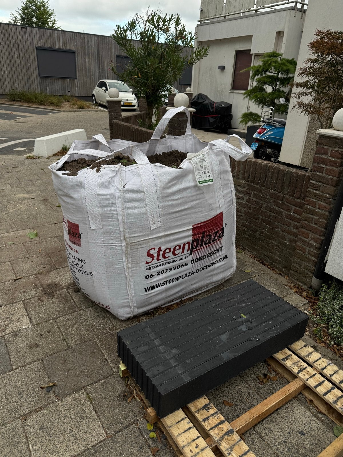 Big bag tuingrond en big bag zand  + opsluitbanden, Ophalen, Zo goed als nieuw, Ophoogzand