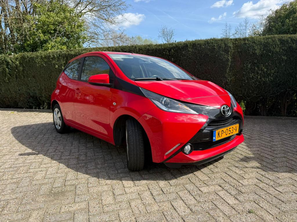 Toyota Aygo 1.0 VVT-i X-Play Camera | Navi | Cruise | Dealer, Voorwielaandrijving, Stof, Origineel Nederlands, Handgeschakeld