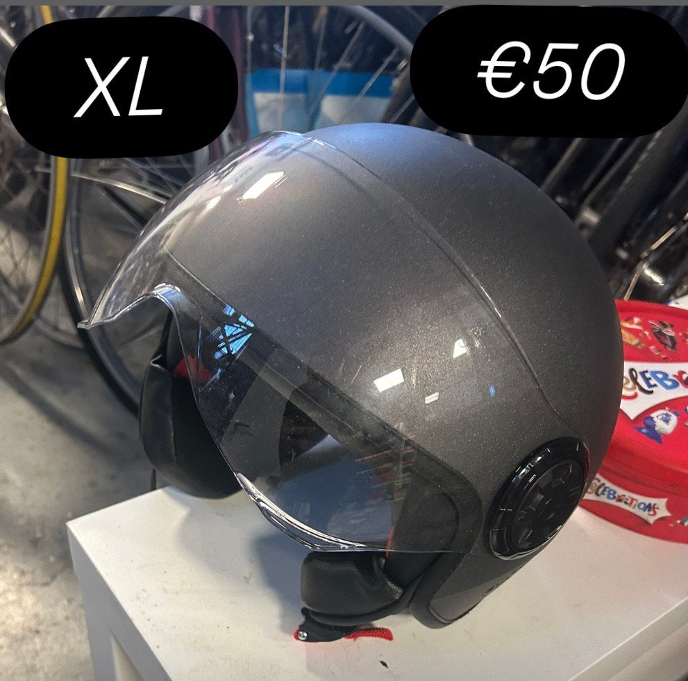 Helm scooter en helm motor €50, Fietsen en Brommers, Brommerhelmen, Ophalen of Verzenden, Zo goed als nieuw