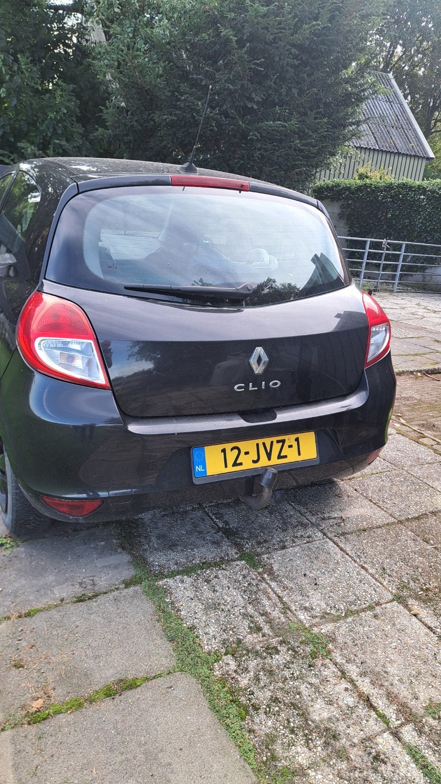 Foto 3 van Renault Clio 1.2 16V 75 pk 3D 2009 Zwart