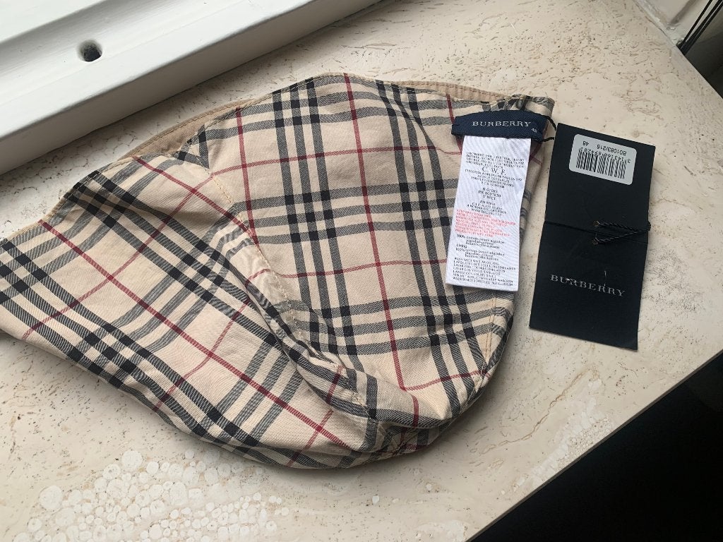 BURBERRY ORGINEEL REVERSIBLE HOEDJE 48 CM SPLINTERNIEUW, Kinderen en Baby's, Hoed, Jongen of Meisje, Ophalen of Verzenden, 104 of kleiner