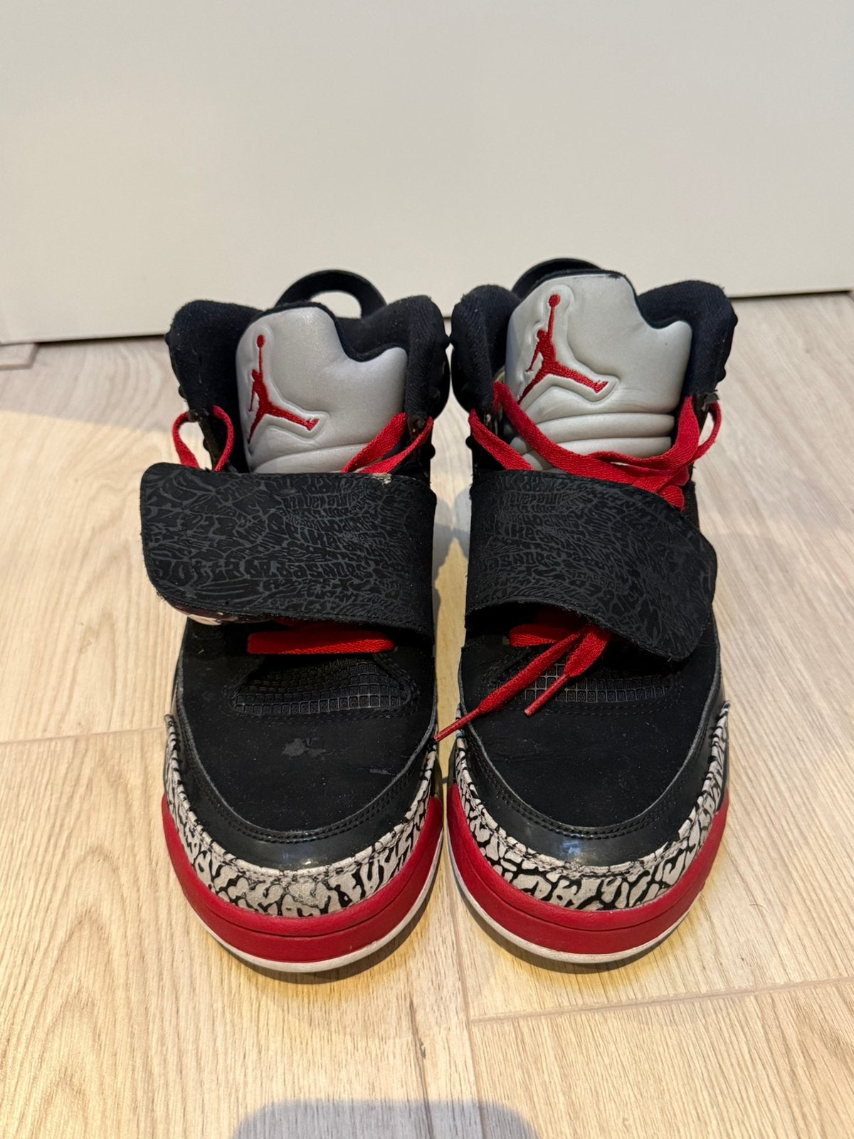 Jordan Son of Mars Black/Varsity Red-Cement – Maat EU 42,5, Ophalen of Verzenden, Zo goed als nieuw